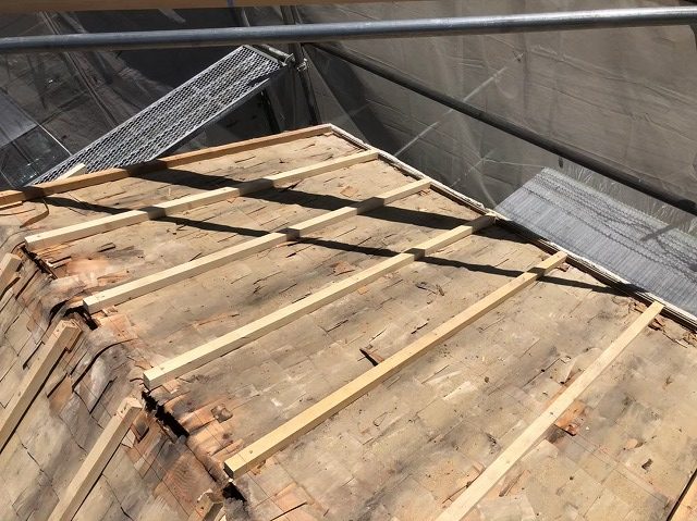 不陸調整で平な屋根面